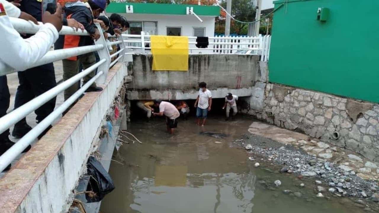Buscan a dos personas arrastradas por corriente de lluvias en Chiapas