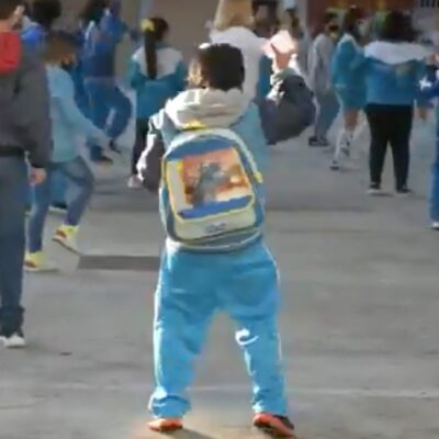 Video: Con baile, niño disfruta regreso a clases presenciales en CDMX