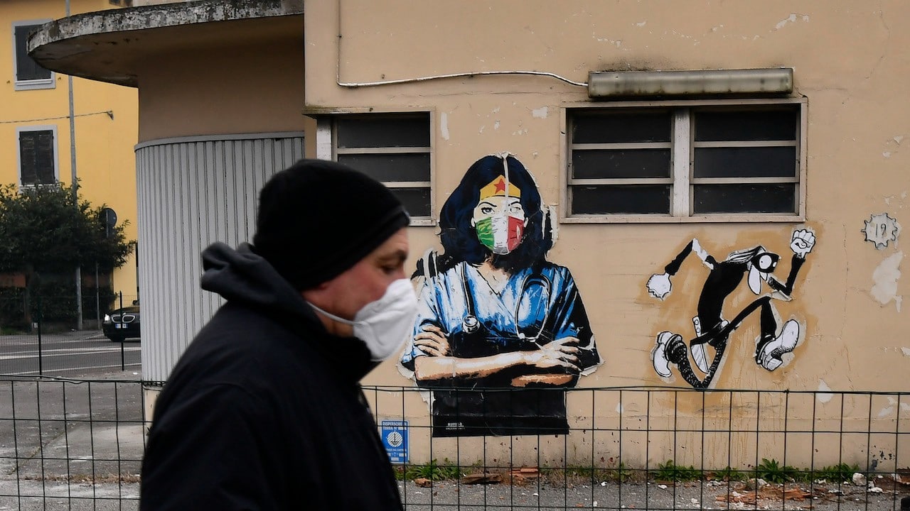 Un ciudadano Italiano usa cubrebocas en la calle (Getty Images)