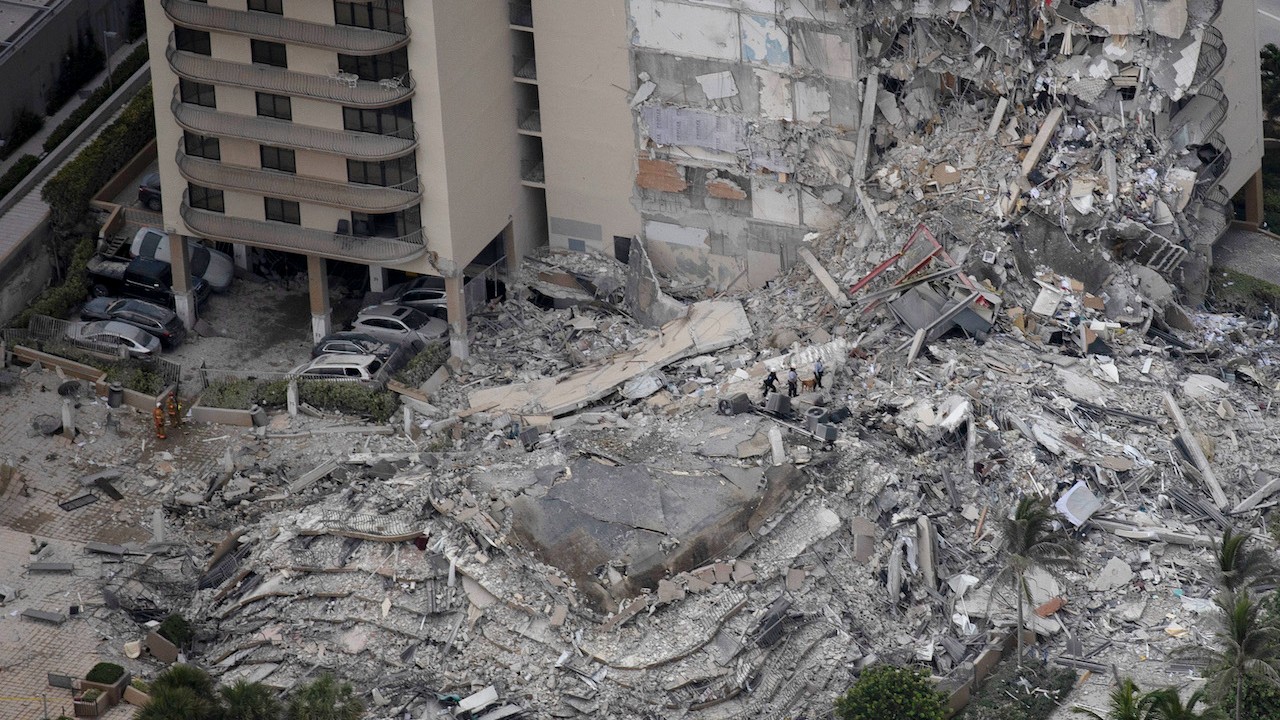 Personal de búsqueda y rescate entre los escombros de una torre residencial de 12 pisos que colapsó parcialmente el 24 de junio de 2021 en Surfside, Florida (Getty Images)