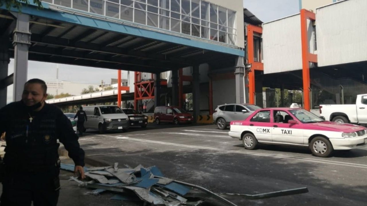 Se desprende plafón de puente peatonal de la estación Villa de Cortés del Metro