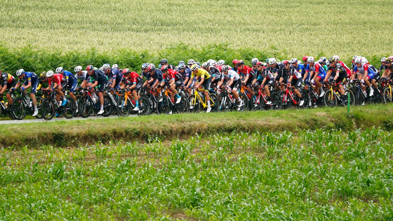 Detienen a espectadora que provocó caída masiva en Tour de Francia
