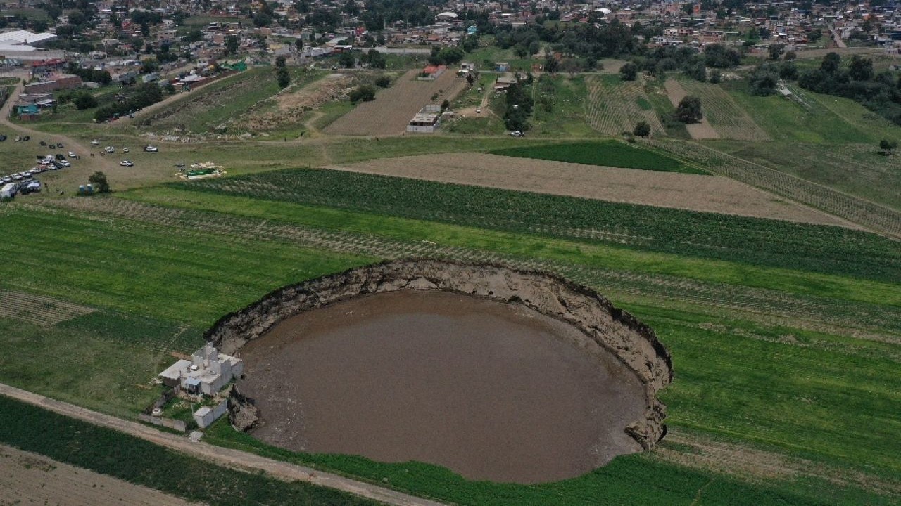 Ejidatarios podrían perder sus cosechas de maíz que están cercanas al socavón en Puebla
