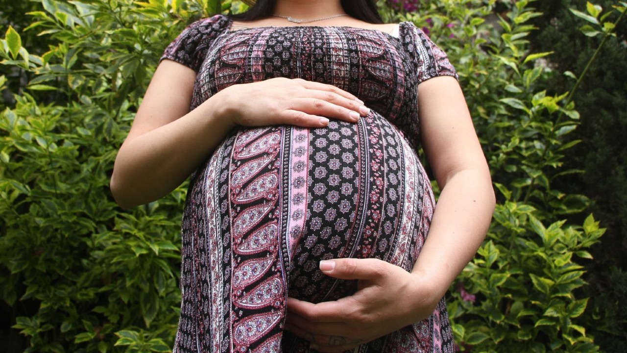 Mujer da a luz en su casa sin que su familia supiera que estaba embarazada
