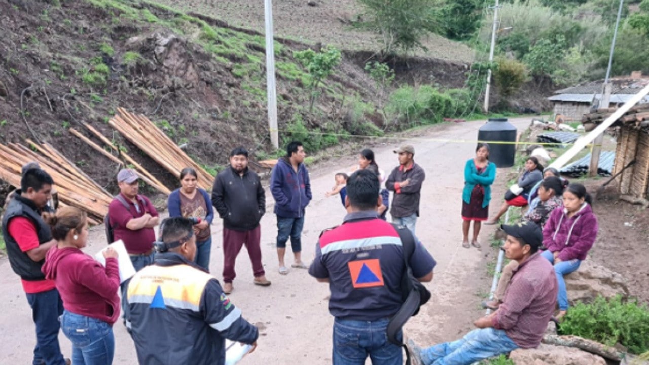 Desalojan a familias por deslizamiento de ladera en Guerrero