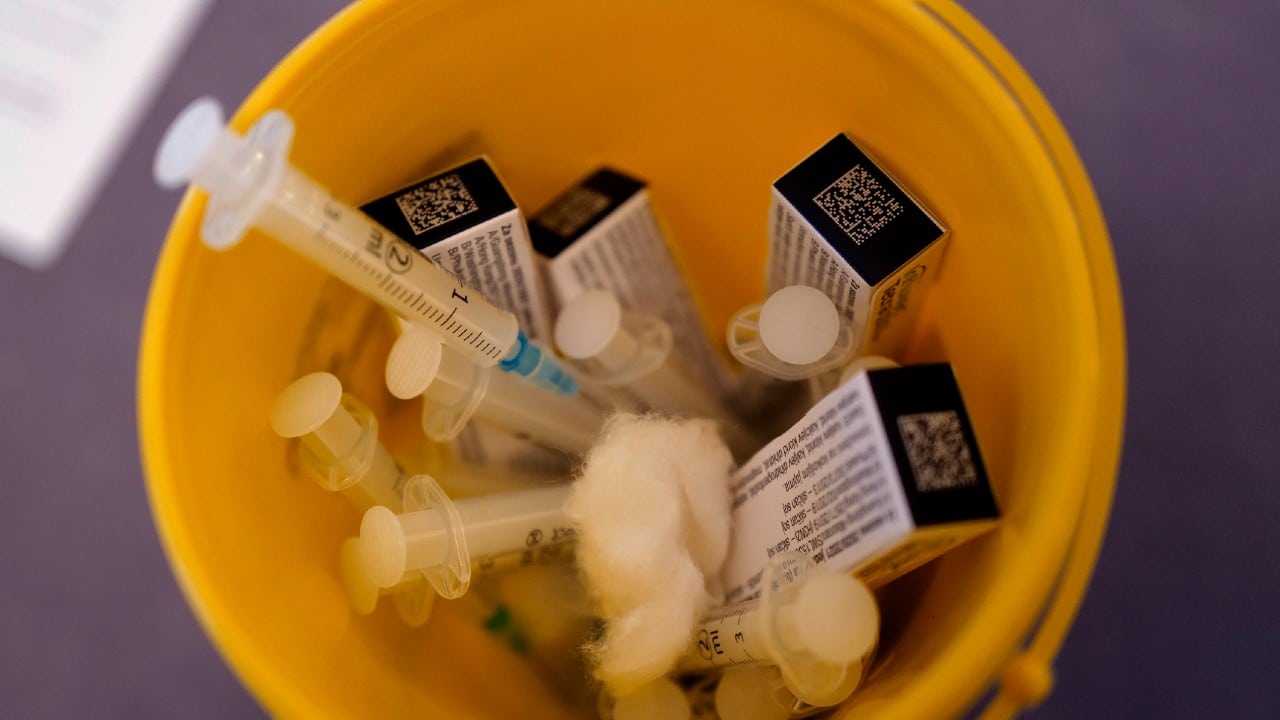 Farmacéutico de EEUU que dañó cientos de vacunas contra COVID, sentenciado a 3 años de prisión