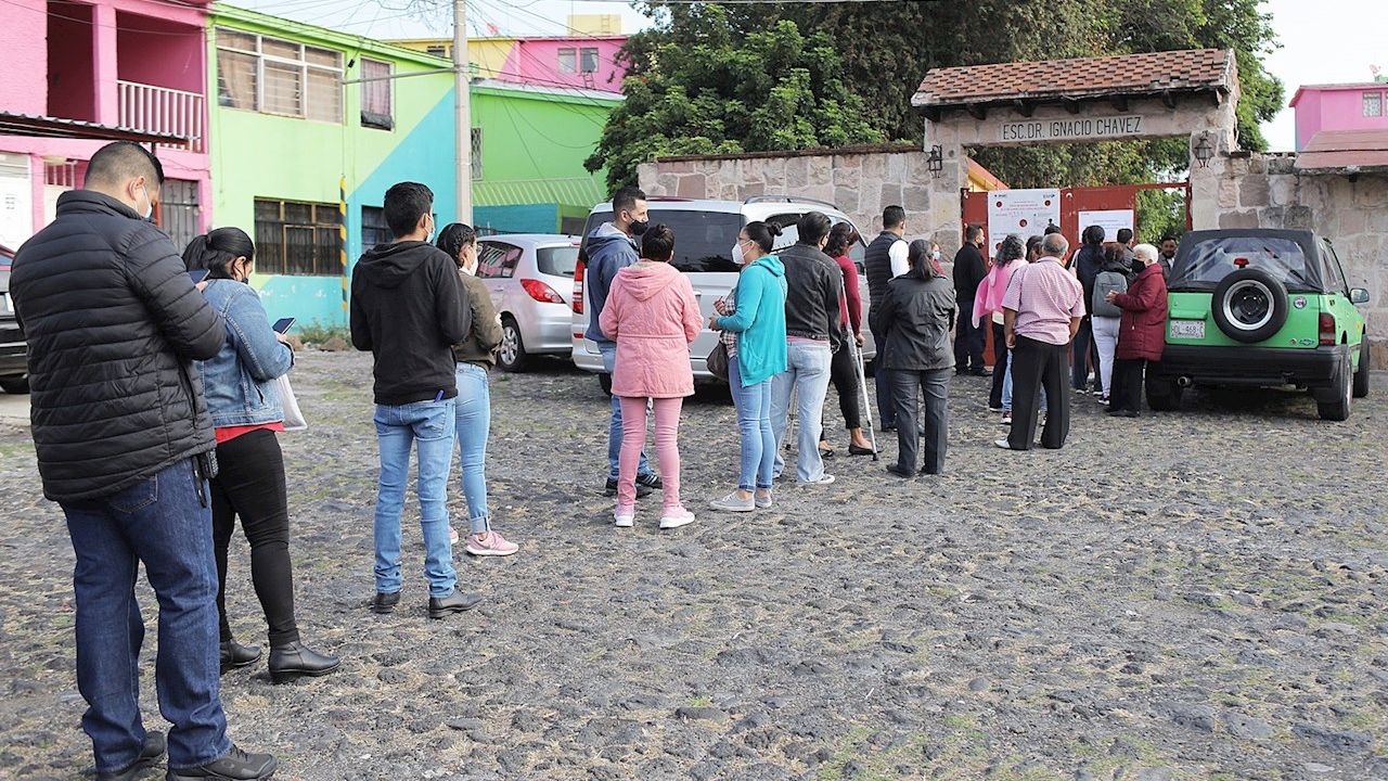 Ciudadanos hacen fila para ejercer su voto