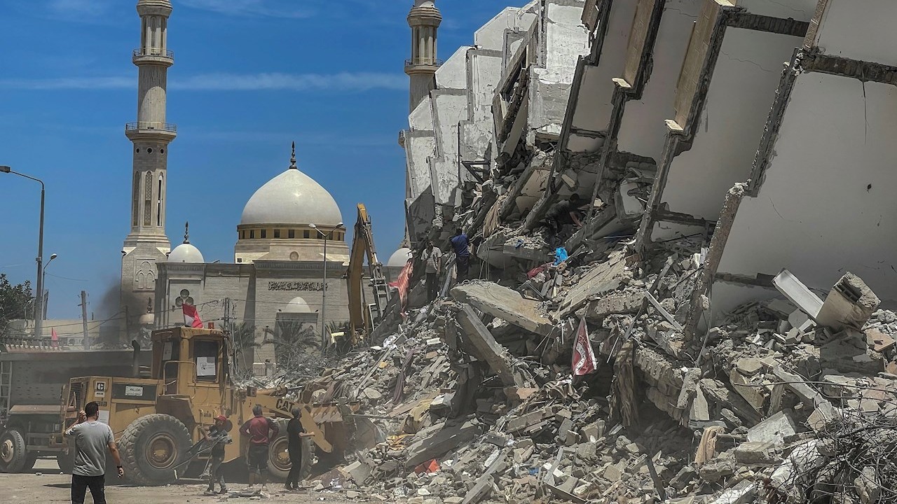 Trabajadores egipcios retiran los escombros de las construcciones destruidas en la ciudad de Gaza