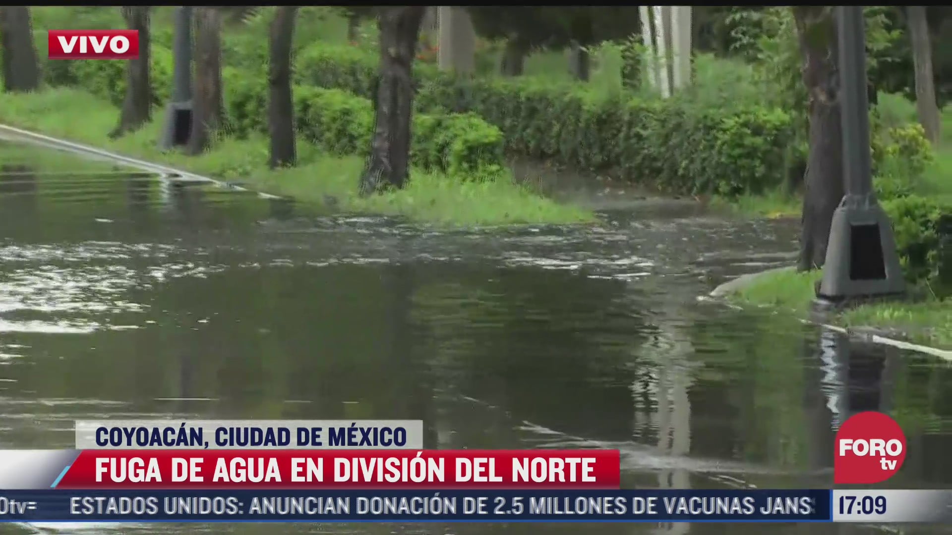 fuga de agua afecta carriles centrales en avenida division del norte