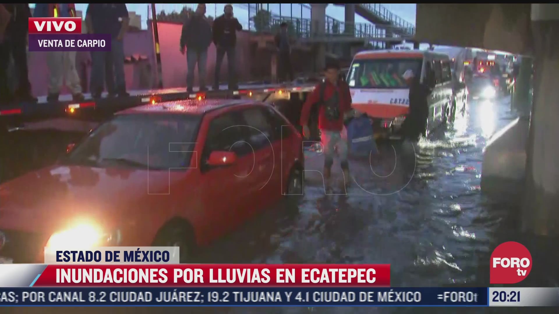 habitantes de ecatepec intentan subir a plataforma de trailer por inundacion