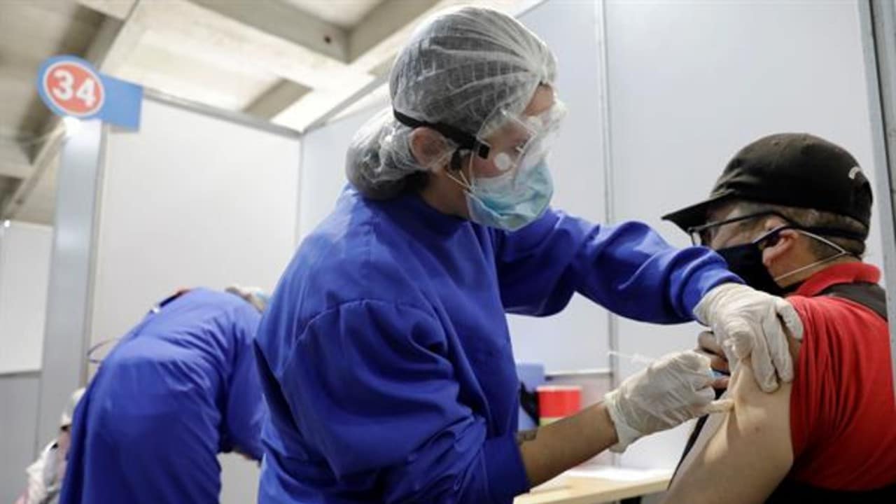 Hombre recibe vacuna contra COVID-19 en Colombia