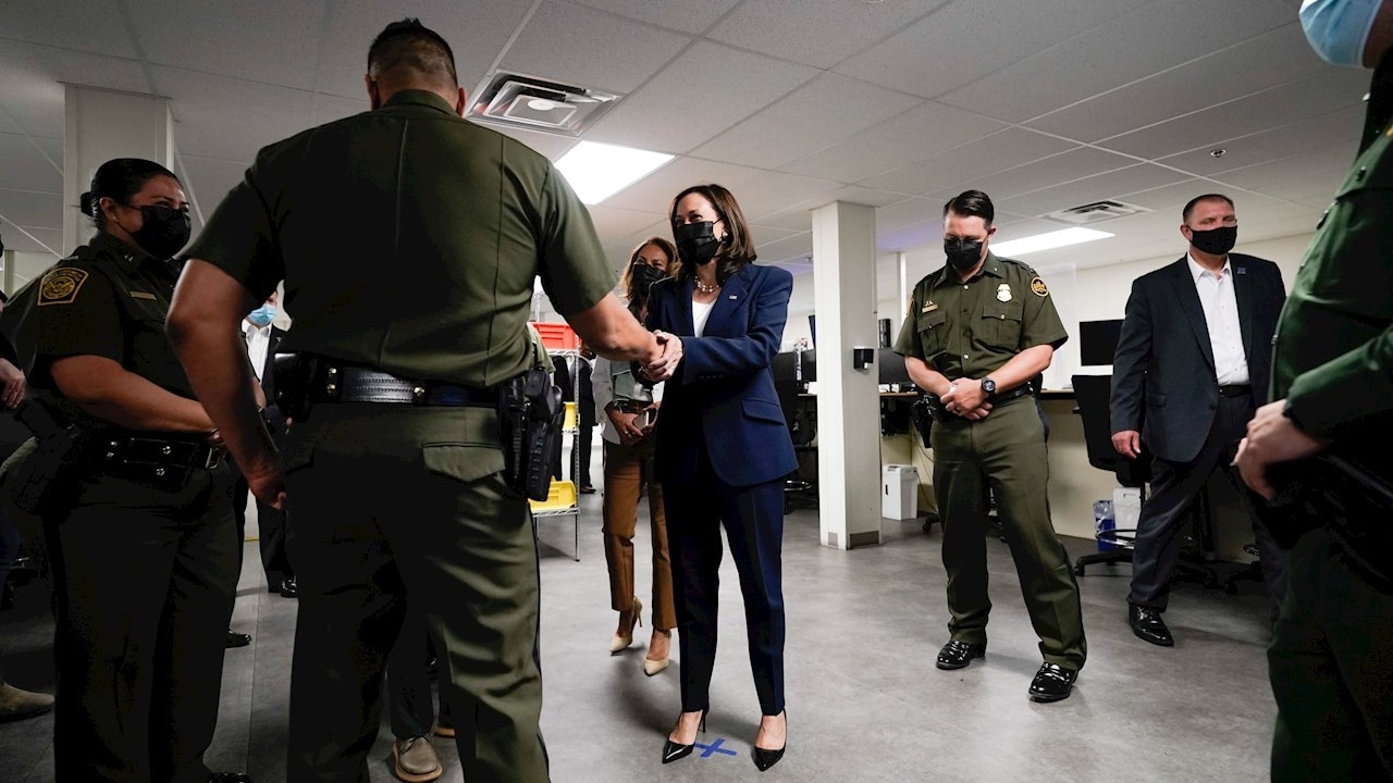 La vicepresidenta de EEUU, Kamala Harris, se desplazó a un centro de detención de inmigrantes de la Patrulla Fronteriza en El Paso, Texas