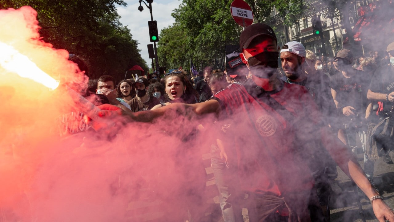 Lanzan harina a líder izquierdista de Francia durante protesta