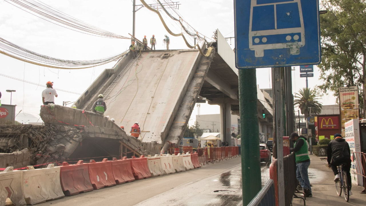 Remoción de escombros en la zona colapsada del Metro Olivos