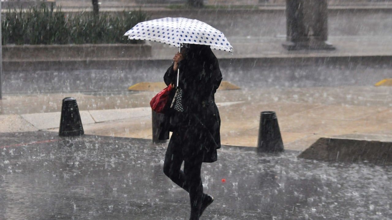 Una mujer utiliza un paraguas en calles de la CDMX (Cuartoscuro)