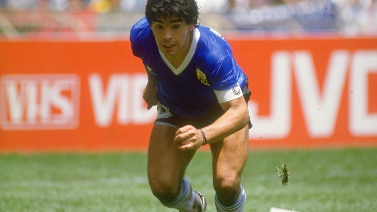Diego Armando Maradona de Argentina, el 22 de junio de 1986, en el Estadio Azteca de la Ciudad de México, contra Inglaterra (Getty Images)