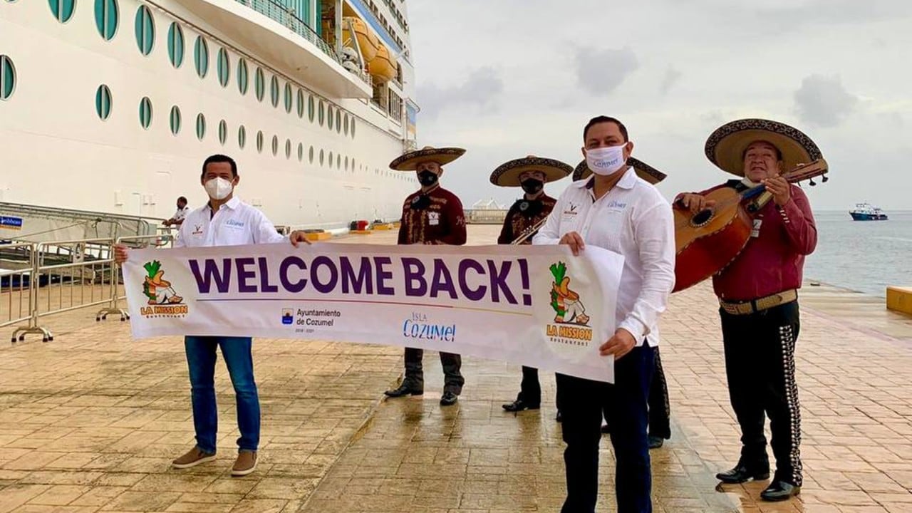Mariachis y fiesta; así celebran en Cozumel el arribo de crucero tras 15 meses de pandemia