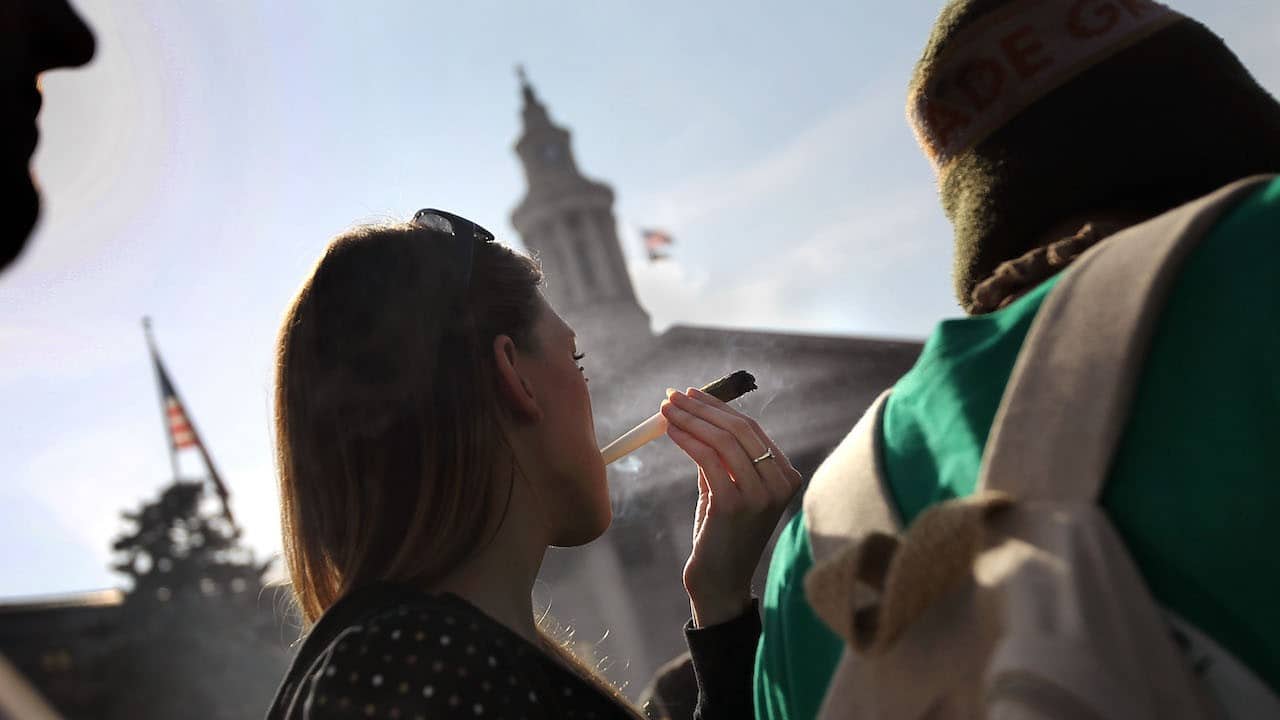 Una mujer fuma marihuana (Getty Images)