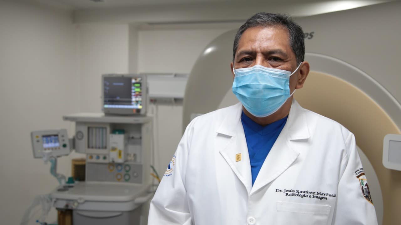 Médico radiólogo del IMSS sobrevive al COVID-19 tras pasar 50 días intubado