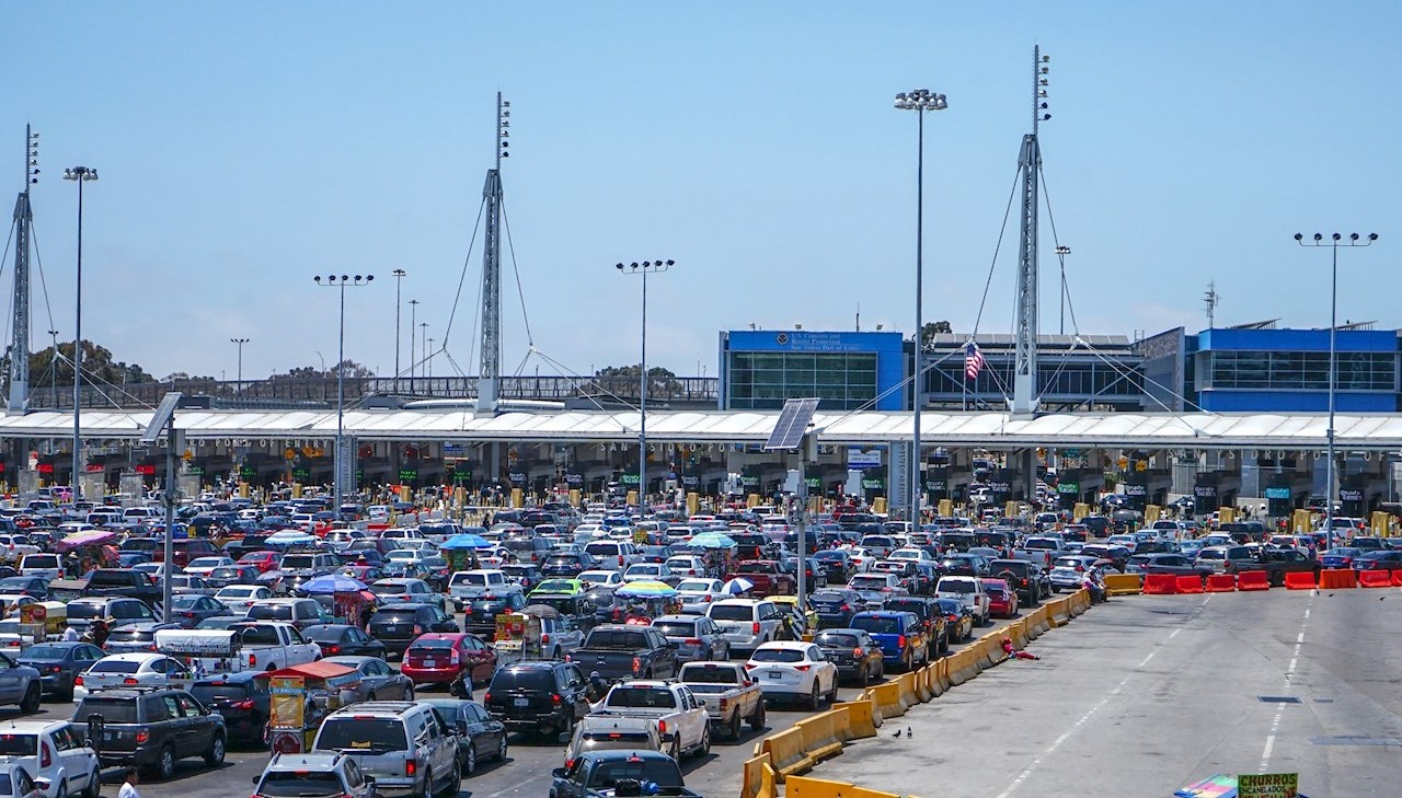 Migrantes intentan cruzar ilegalmente por Tijuana en autos estadounidenses