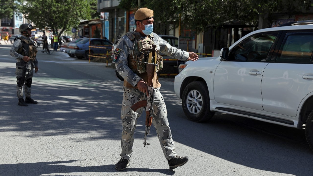Mueren 12 personas y 13 resultan heridas en doble atentado con bomba en Kabul