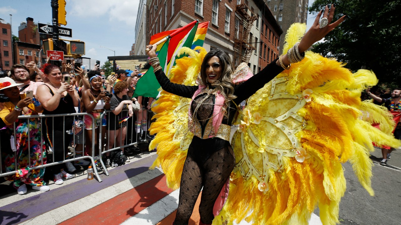 Nueva York celebra orgullo LGTBI+ de manera virtual, pero miles salen a la calle