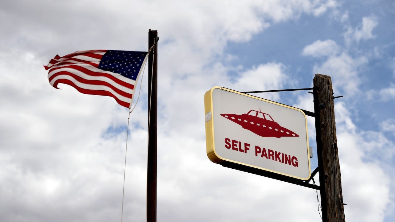 Una señal de estacionamiento en el restaurante Little A'le ‘Inn en Nevada, Estados Unidos (Getty Images)