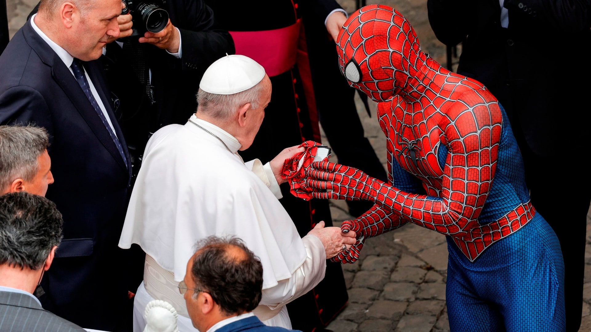 Video: Spiderman sorprende al Papa Francisco en Vaticano y le regala una máscara