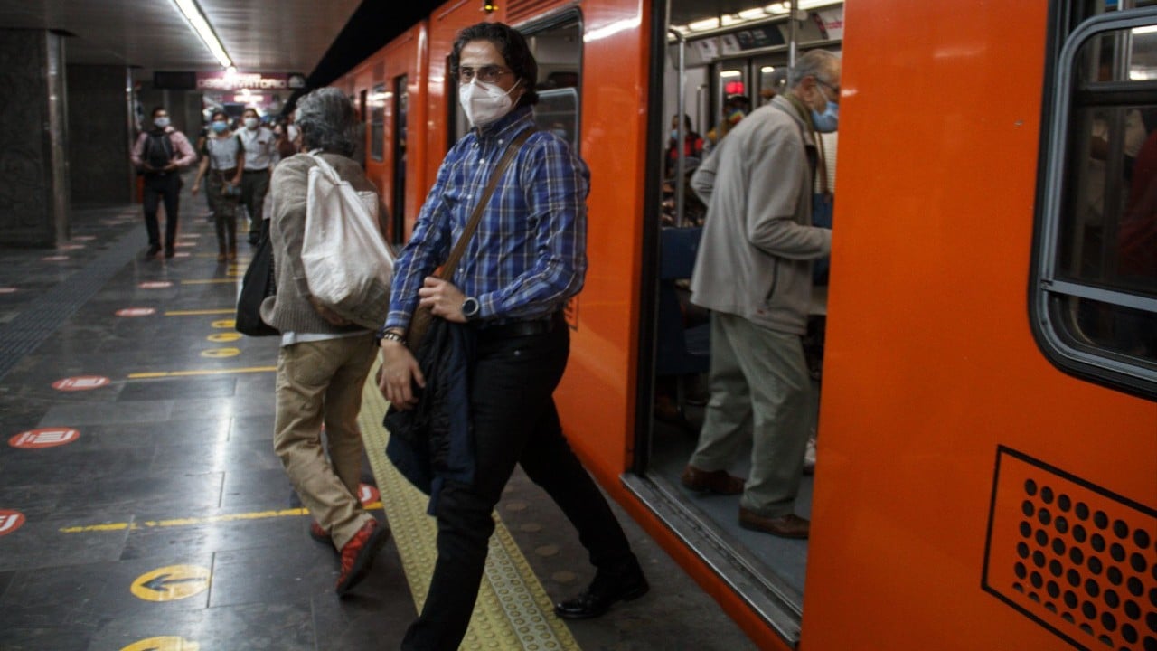 Policía golpea a hombre en estación del Metro por no portar cubrebocas