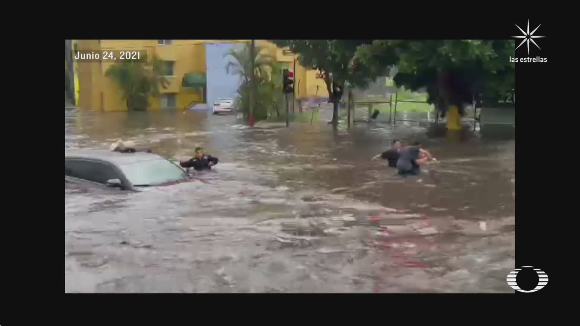policia rescata a familia atrapada en su auto por fuertes lluvias en jalisco