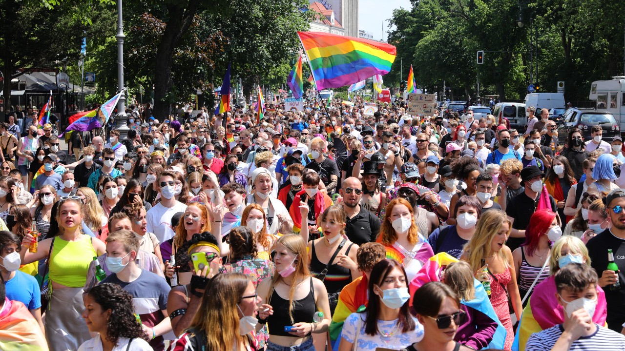 Turquía bloquea desfile gay; miles celebran en París