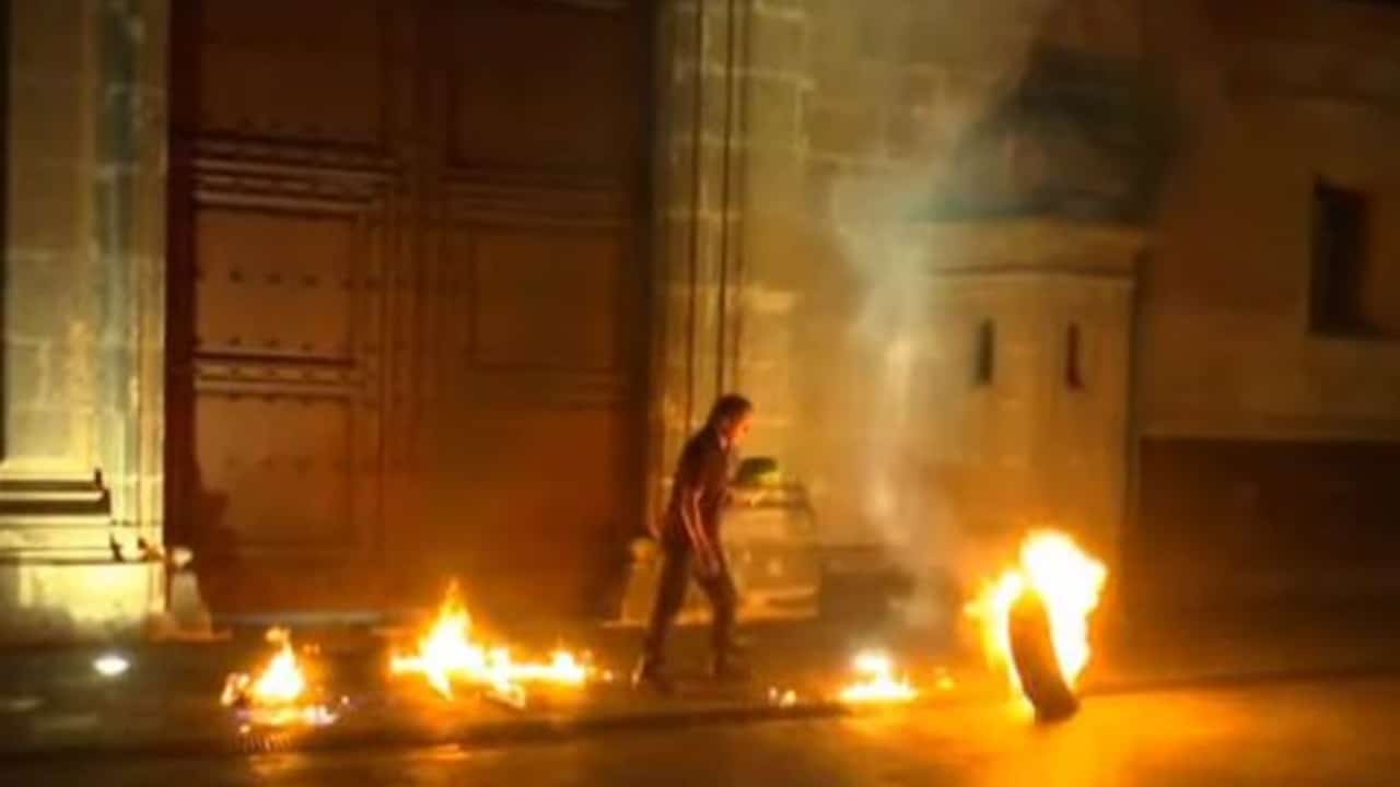 Prenden fuego a llanta frente a Palacio Nacional