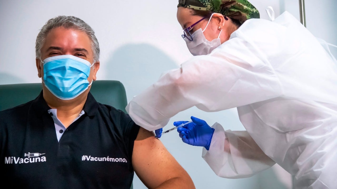 Presidente de Colombia recibe la primera dosis de la vacuna contra el COVID-19