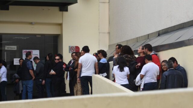 Familiares de las víctimas del colegio Rebsamen durante su salida del edificio del Tribunal de Justicia de CDMX (Cuartoscuro, archivo)