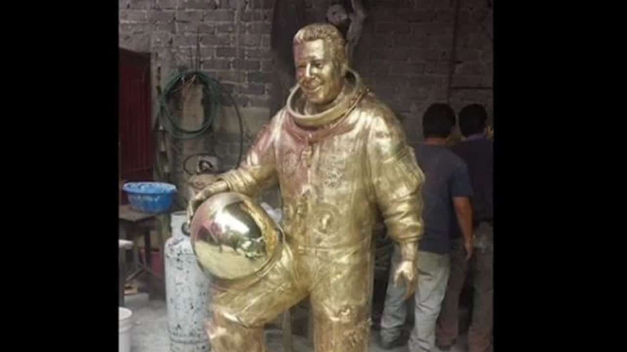 Roban estatua del astronauta mexicano José Hernández