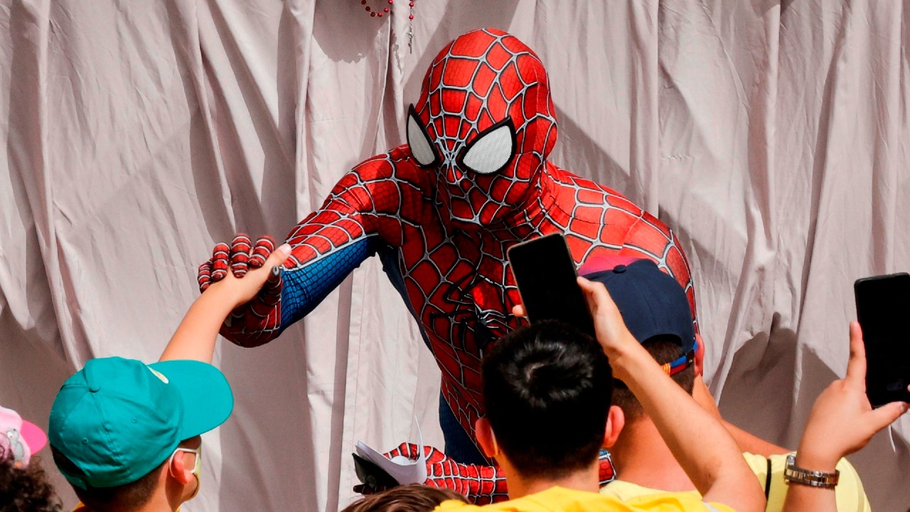 Video: Spiderman sorprende al Papa Francisco en Vaticano y le regala una máscara
