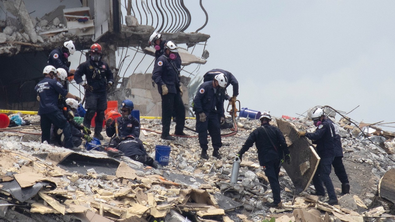 Suman 5 muertos y 156 desaparecidos por derrumbe de edificio en Miami