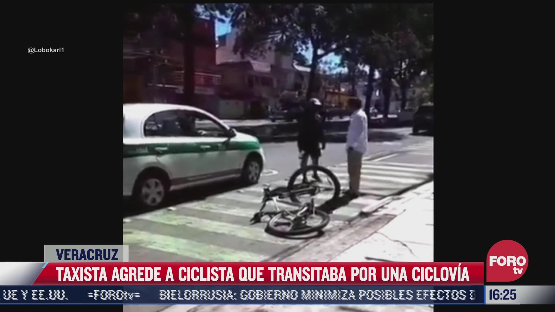 taxista hace caer a ciclista que circulaba por ciclovia y le ordena subirse a la banqueta