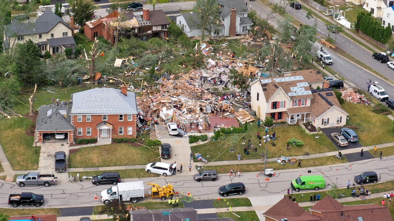 Tornado arrasa con vecindario de Illinois