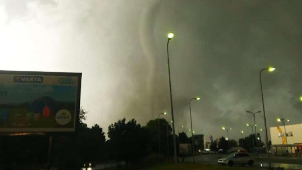 Tornado en República Checa (Twitter: @FilipHorky)