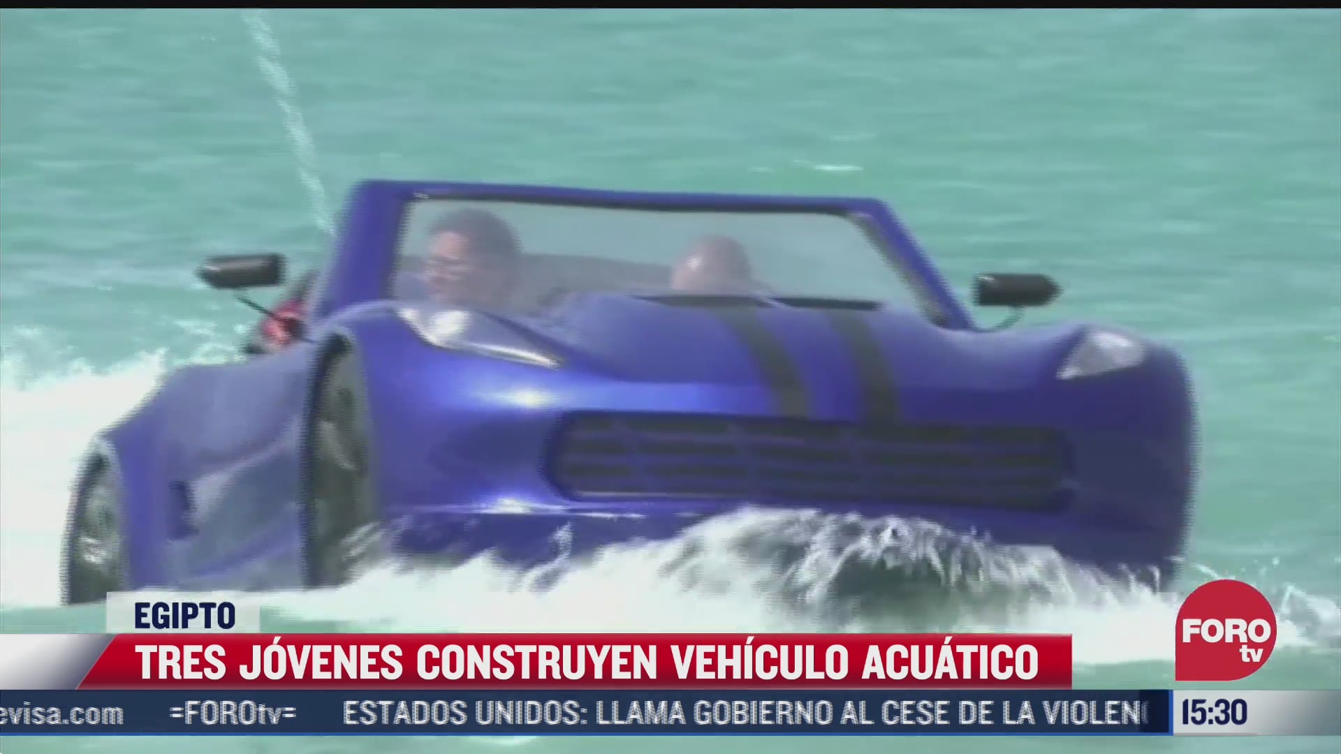 tres jovenes construyen vehiculo acuatico