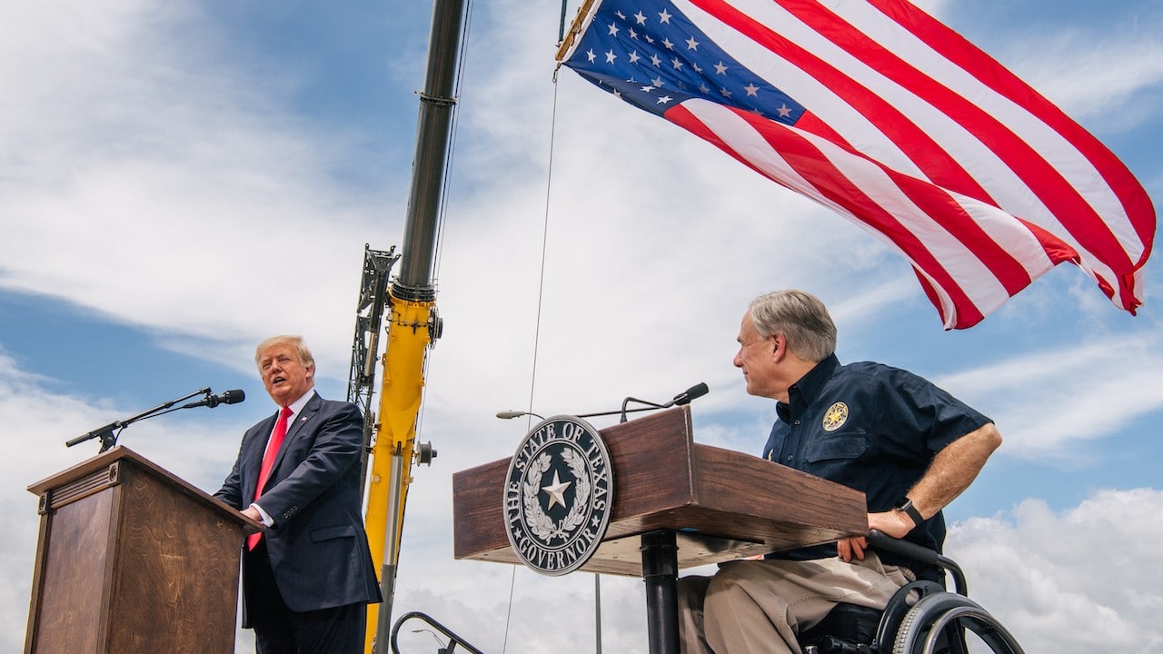 El gobernador de Texas Greg Abbott escucha el discurso del expresidente Donald Trump, 30 de junio de 2021 (Getty Images)