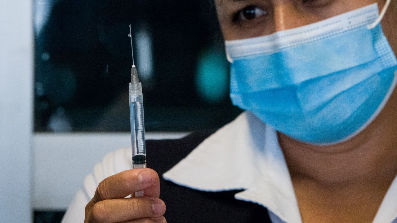Una enfermera prepara una vacuna contra la COVID-19 en la Ciudad de México