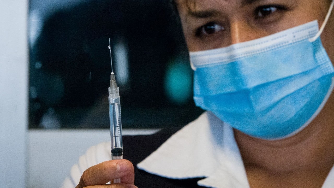 Una enfermera prepara una vacuna el Ciudad de México contra la COVID-19