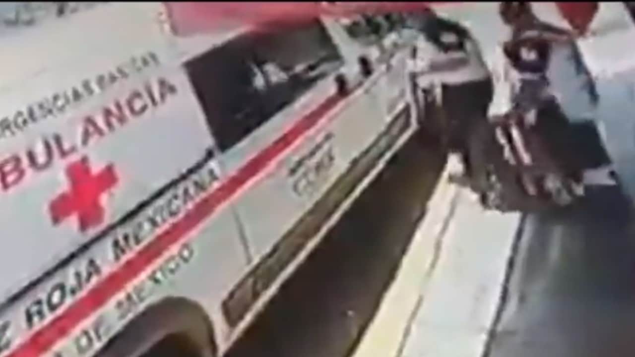 VIDEO: Captan a paramédicos de la Cruz Roja robando banco de madera en tienda de abarrotes