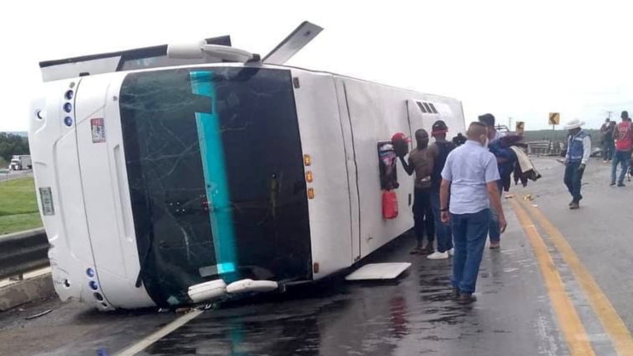 Vuelca autobús con migrantes en carretera Tampico-Mante; hay 25 lesionados