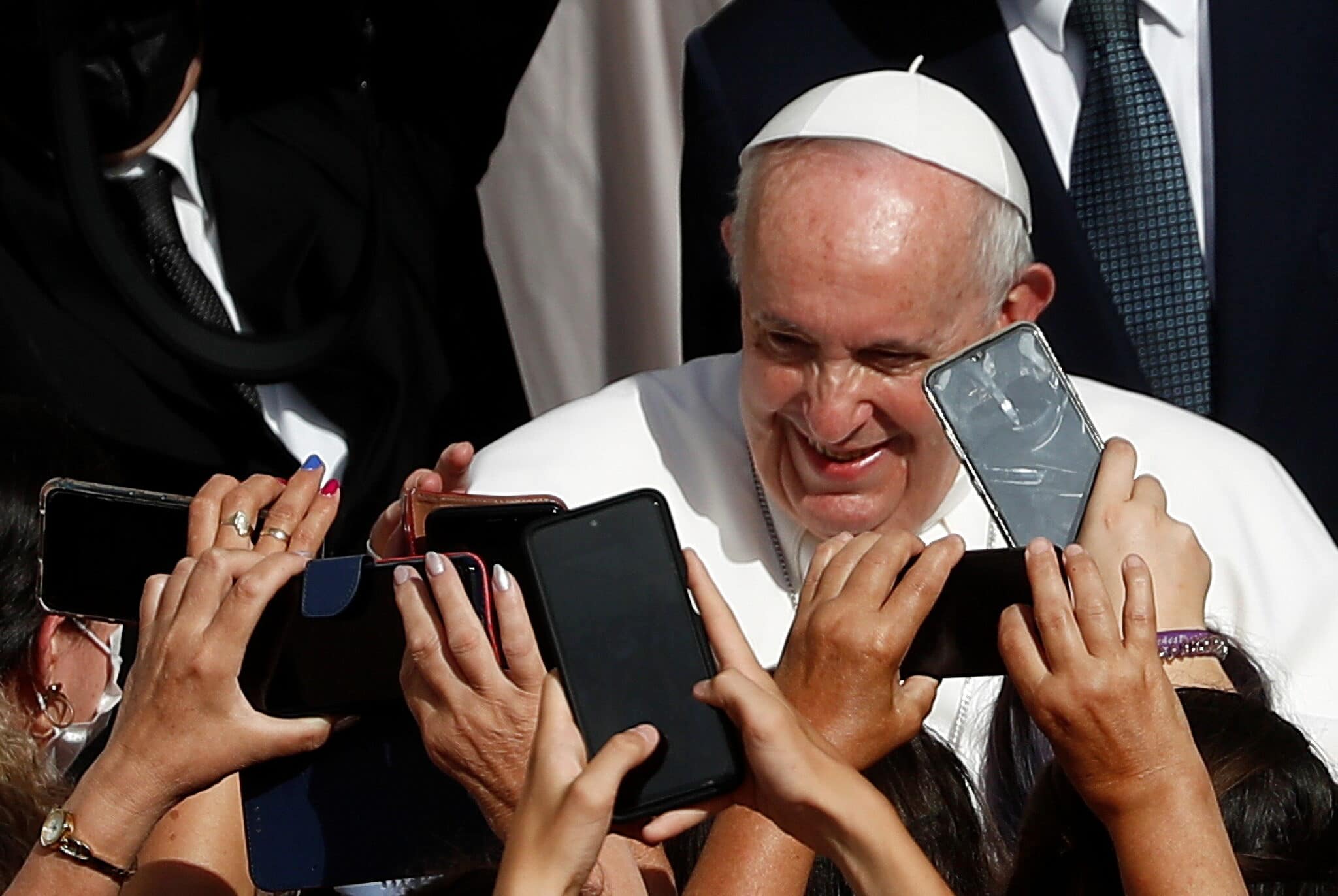 Papa Francisco felicita a su chofer el día de su jubilación