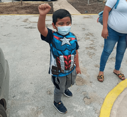 Niño festeja su última quimioterapia en Yucatán