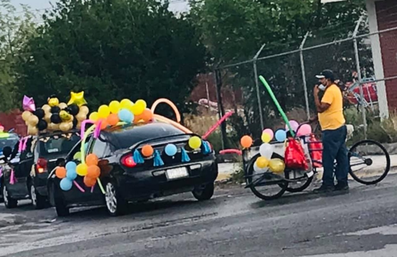 Papá adornó su triciclo para unirse a caravana de sus hijos