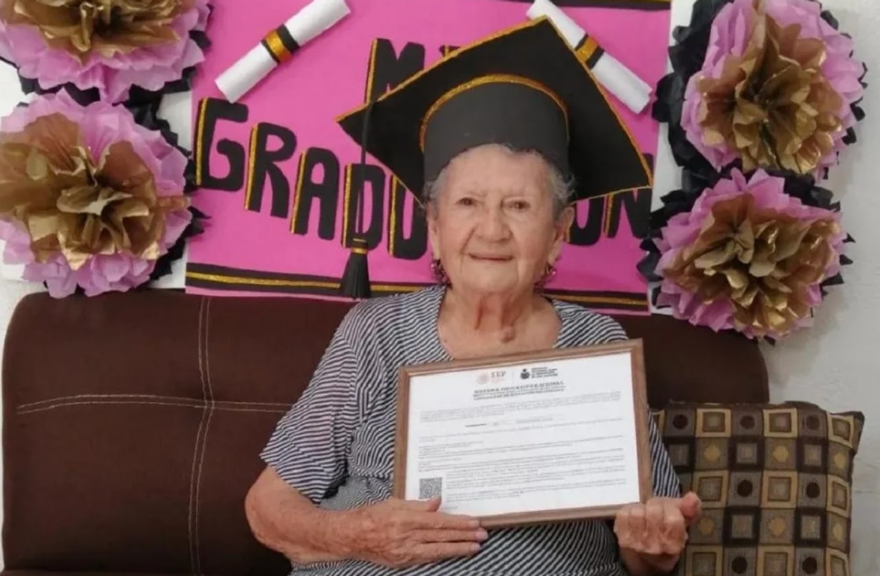 Abuela se gradúa de secundaria a los 89 años en Sinaloa